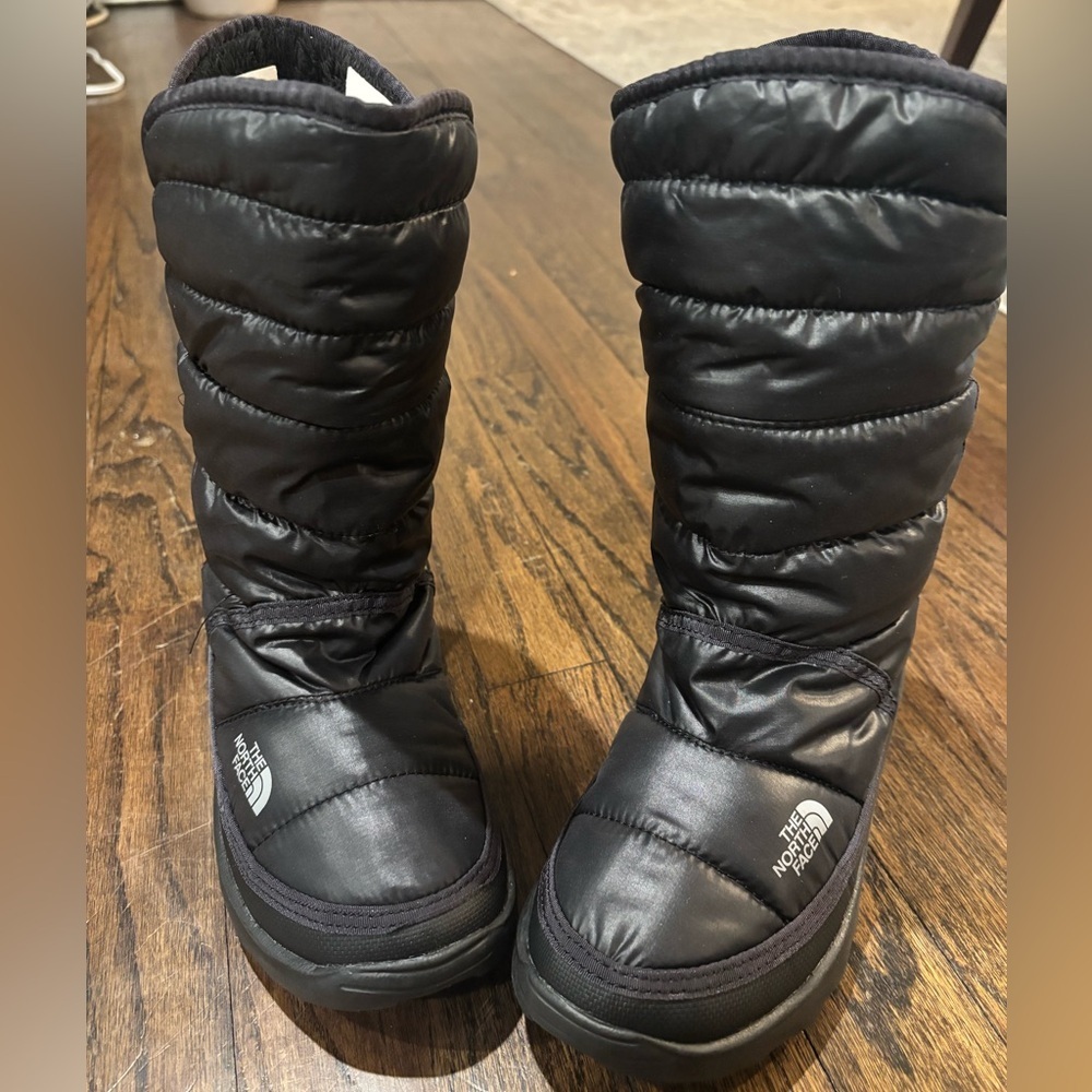The North Face Black Quilted Puffy Snow Boots Amore II shiny black size 3